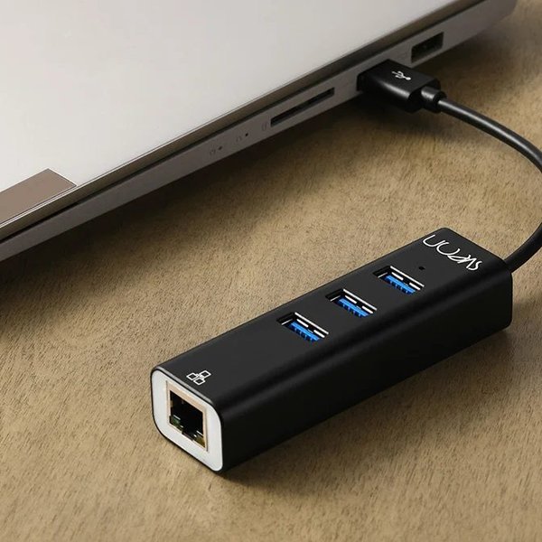 Hub USB-A con Gigabit Ethernet Sveon SCT240 sobre un escritorio con portátil